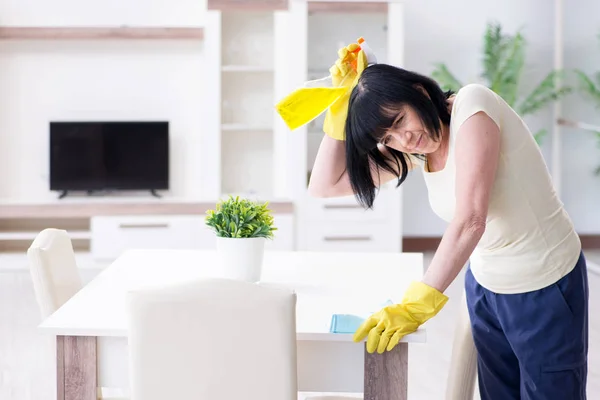 Oude volwassen vrouw moe na huis klusjes — Stockfoto