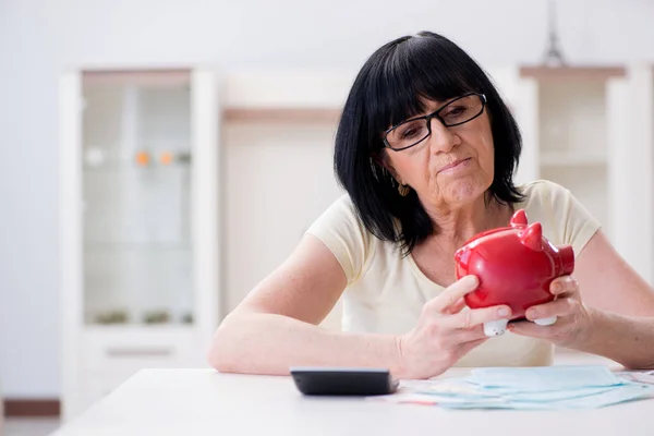 Mature woman trying to reconcile her bills — Stock Photo, Image