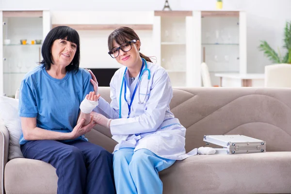 Dokter onderzoeken van oude volwassen vrouw na incident — Stockfoto