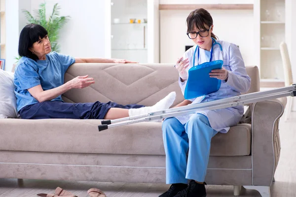 Doktor olaydan sonra yaşlı kadını muayene ediyor.