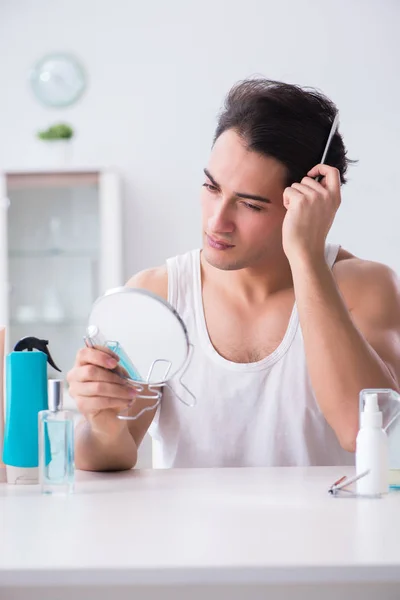 Jeune homme beau qui regarde dans le miroir — Photo