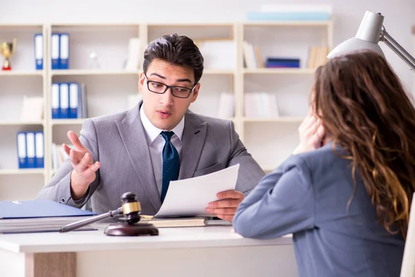 Lawyer discussing legal case with client — Stock Photo, Image