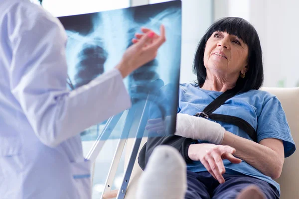 Medico esaminando vecchia donna matura dopo incidente — Foto Stock