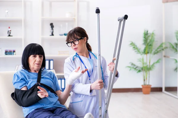 Medico esaminando vecchia donna matura dopo incidente — Foto Stock