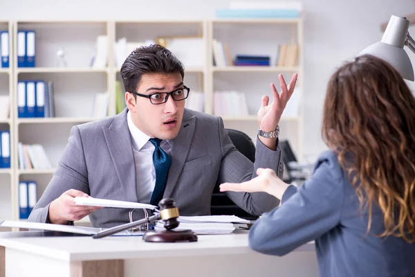 Advocaat bespreekt rechtszaak met cliënt — Stockfoto