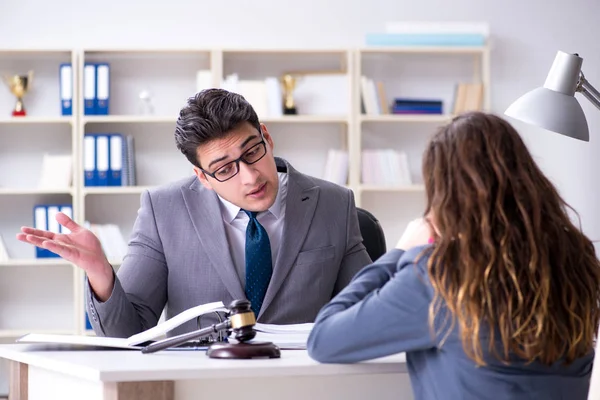 Advogado discutindo caso legal com o cliente — Fotografia de Stock