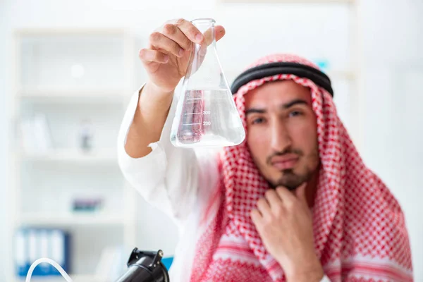 Arabische chemicus die de kwaliteit van drinkwater controleert — Stockfoto