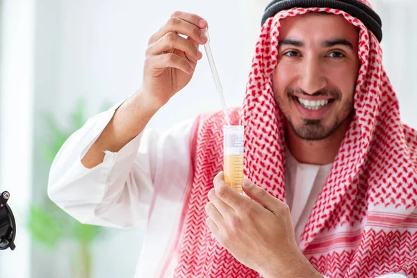 Arap kimyager içme suyunun kalitesini kontrol ediyor. — Stok fotoğraf