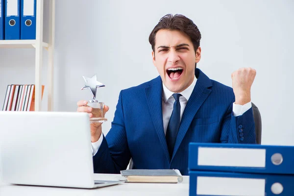 Jovem e bonito empresário empregado trabalhando no escritório na mesa — Fotografia de Stock