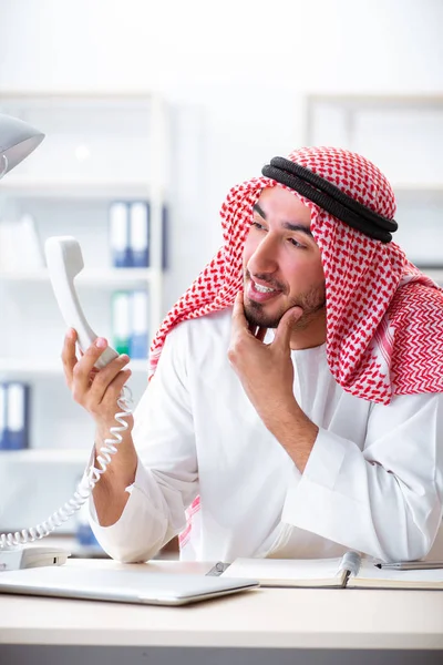 Ofiste çalışan Arap işadamı.