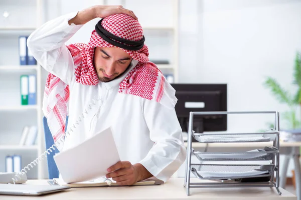 Uomo d'affari arabo che lavora in ufficio — Foto Stock