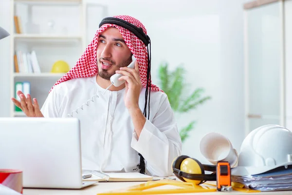 Arap mühendis yeni proje üzerinde çalışıyor