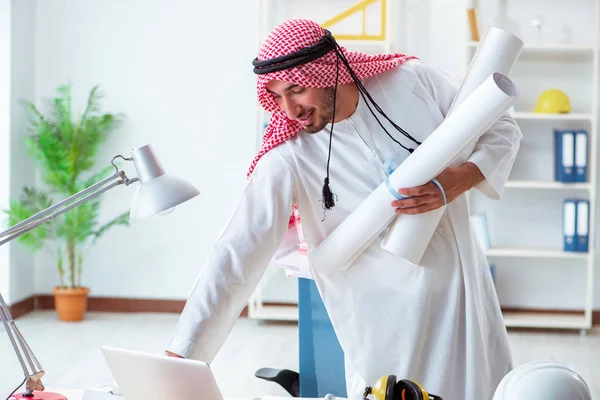 Arap mühendis yeni proje üzerinde çalışıyor