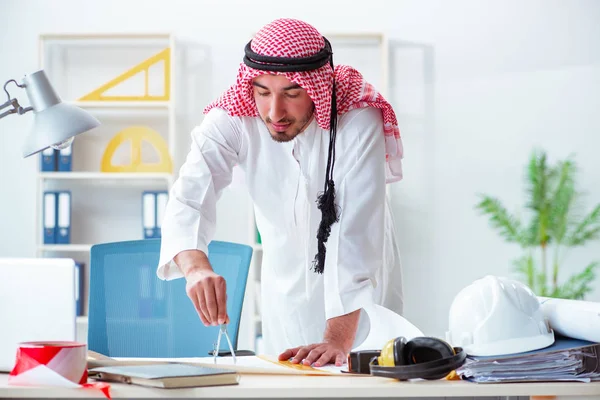 Arap mühendis yeni proje üzerinde çalışıyor
