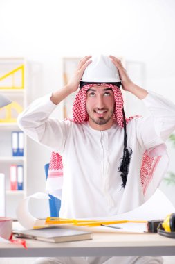 Arap mühendis yeni proje üzerinde çalışıyor