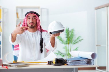 Arap mühendis yeni proje üzerinde çalışıyor