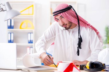 Arap mühendis yeni proje üzerinde çalışıyor