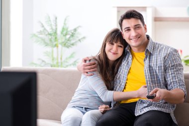 Evde çift televizyon seyredin.