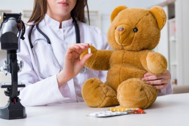 Çocuk oyuncak sağlığını kontrol ediyor