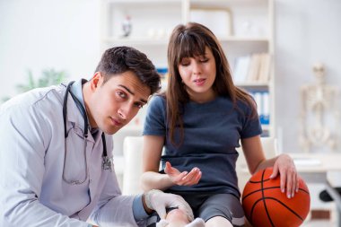 Bayan basketbolcu yaralandıktan sonra doktoru ziyaret ediyor.