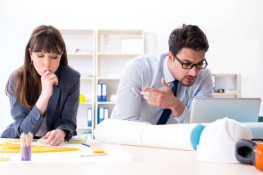 Mühendisler yeni proje üzerinde çalışıyorlar