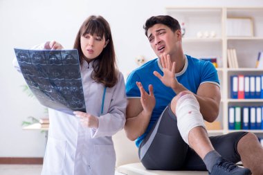 Spor oyuncusu yaralandıktan sonra doktoru ziyaret etti