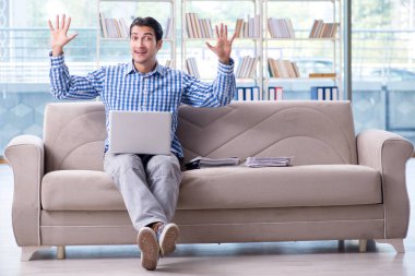 Bilgisayarlı beyaz öğrenci üniversite sınavlarına hazırlanıyor.