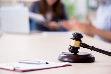 Kadın avukat erkek müvekkilinin ofiste ile Toplantı
