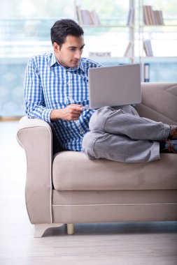 Bilgisayarlı beyaz öğrenci üniversite sınavlarına hazırlanıyor.