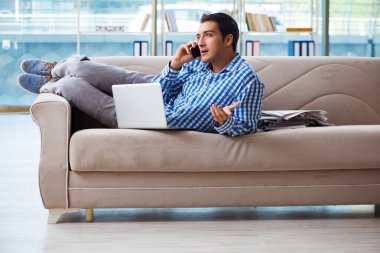 Bilgisayarlı beyaz öğrenci üniversite sınavlarına hazırlanıyor.