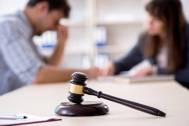 Kadın avukat erkek müvekkilinin ofiste ile Toplantı