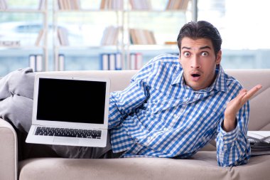 Bilgisayarlı beyaz öğrenci üniversite sınavlarına hazırlanıyor.