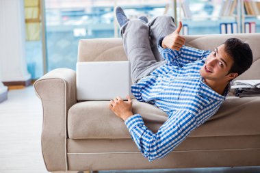 Bilgisayarlı beyaz öğrenci üniversite sınavlarına hazırlanıyor.