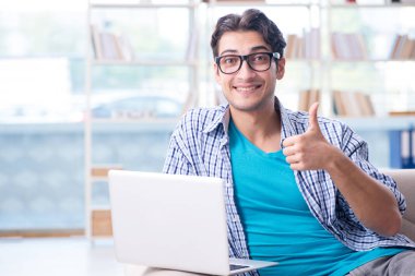 Bilgisayarlı beyaz öğrenci üniversite sınavlarına hazırlanıyor.