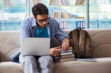 Bilgisayarlı beyaz öğrenci üniversite sınavlarına hazırlanıyor.