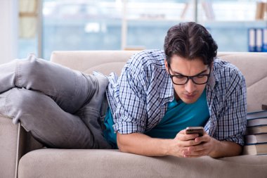 Bilgisayarlı beyaz öğrenci üniversite sınavlarına hazırlanıyor.