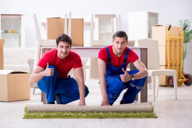 İki müteahhit personel kişisel eşyalarını taşıyor.