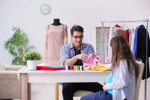 Hamile kadın yeni kıyafet için terziye gidiyor.