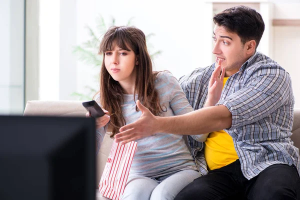 Evde çift televizyon seyredin.