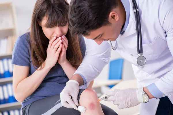 Patient geht nach Sportverletzung zum Arzt — Stockfoto