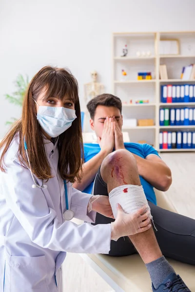 Spor sakatlığı geçiren hasta doktoru ziyaret ediyor.