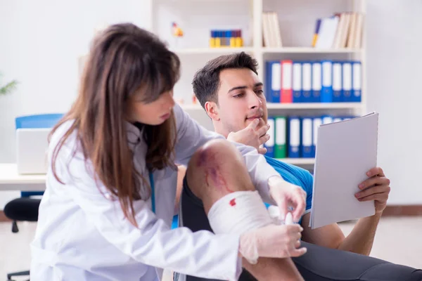 Paziente in visita dal medico dopo aver subito lesioni sportive — Foto Stock