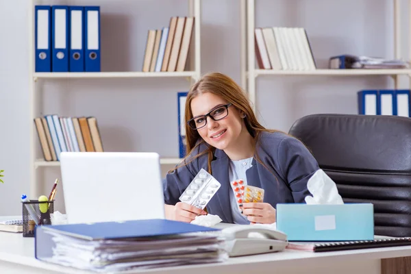 Femme d'affaires employée malade au bureau — Photo