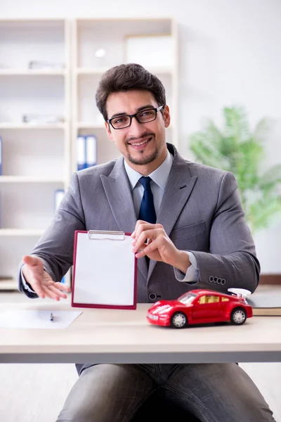 Agente que ofrece seguro de automóvil — Foto de Stock