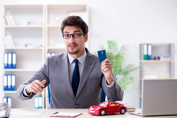 Agente que ofrece seguro de automóvil — Foto de Stock