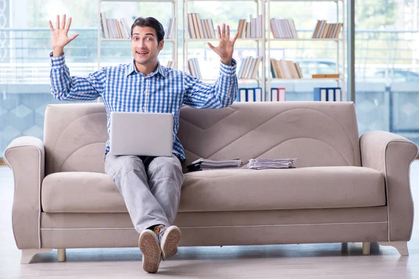 Bilgisayarlı beyaz öğrenci üniversite sınavlarına hazırlanıyor.