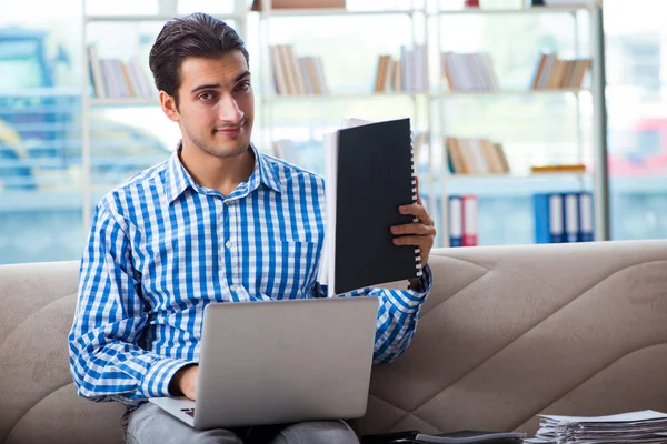 Kaukasisk student med bärbar dator förbereder sig för universitetsexamen — Stockfoto