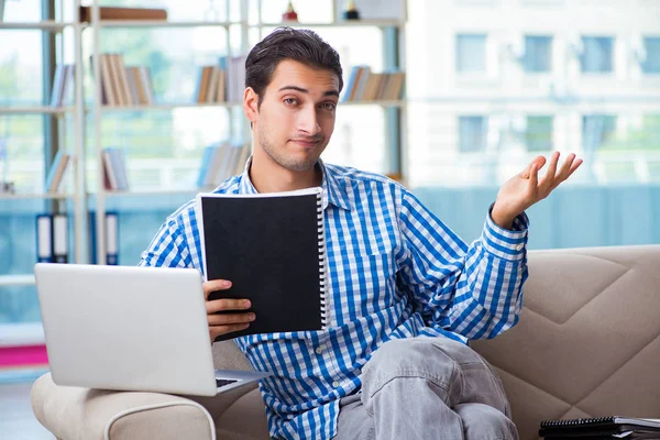 Bilgisayarlı beyaz öğrenci üniversite sınavlarına hazırlanıyor.