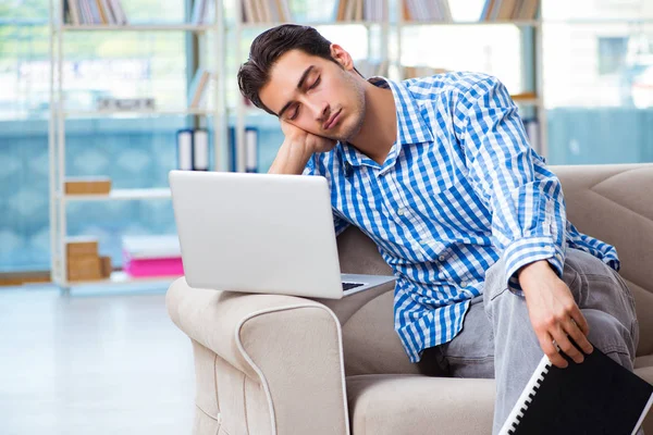 Estudiante caucásico con portátil preparándose para los exámenes universitarios — Foto de Stock