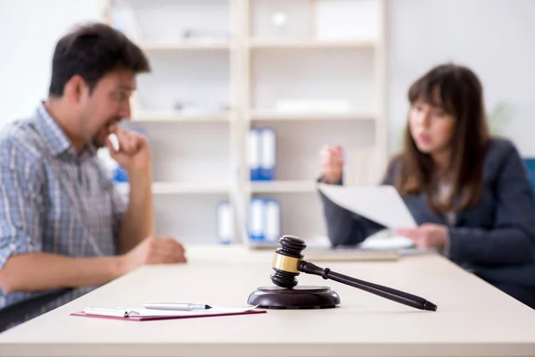 Female lawyer meeting with his male client in the office — Stock Photo, Image